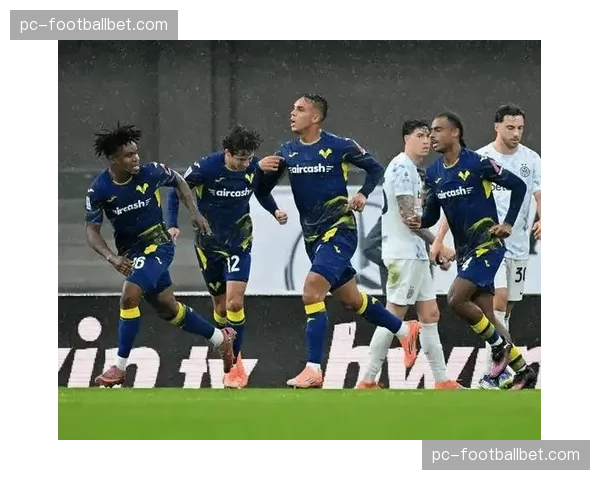 米兰街头涌现蓝黑浪潮,国际米兰球迷自发庆祝临近的联赛冠军 米兰街头涌现蓝黑浪潮,国际米兰球迷自发庆祝临近的联赛冠军